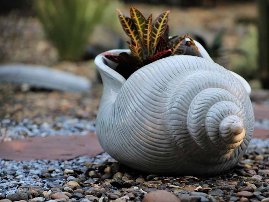 LARGE SHELL PLANTER, WHITE NO SPECKLE 28.0" X 20.0" X 15.0"